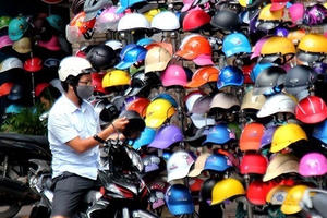 Bản tin Kinh tế Plus: Mũ bảo hiểm giả, kém chất lượng bán tràn lan ngoài đường