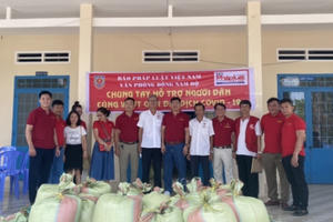 Báo Pháp luật Việt Nam hỗ trợ người dân bị ảnh hưởng bởi dịch Covid-19 tại Bình Thuận Báo Pháp luật Việt Nam hỗ trợ người dân bị ảnh hưởng bởi dịch Covid-19 tại Bình Thuận