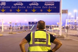 Phát hiện 8 người nhập cư trong xe tải đông lạnh từ Pháp sang Anh