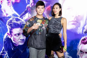 Nathan Lee lại dát kim cương ''từ đầu tới chân'', quấn quýt bên Phương Mai