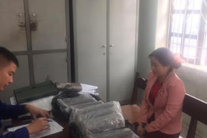 Bắt hai người phụ nữ “cõng” thuốc nổ đi bán