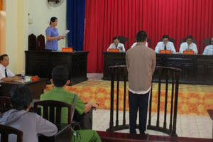 Kẻ bỉ ổi hãm hiếp con gái ruột và con riêng của vợ 11 lần