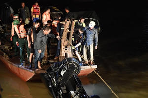 Đã tìm thấy xe ô tô húc văng lan can cầu Chương Dương, lao xuống sông Hồng