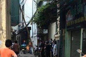 Thi thể người đàn ông bốc mùi trong căn nhà khoá cửa ở Hà Nội