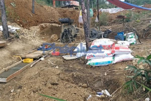"Vàng tặc” cùng máy móc “bốc hơi” khỏi đồi Sạc Ly sau khi Pháp luật Plus phản ánh