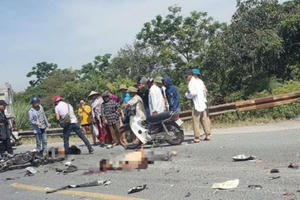 Đấu đầu với xe tải, hai thanh niên tử vong