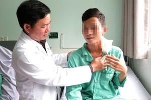 Nuốt kiếm dài 60 cm, người xiếc rong bị thủng thực quản