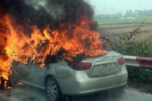 Hà Nội: Ô tô bỗng nhiễn “rực cháy” khi đang di chuyển trên đường