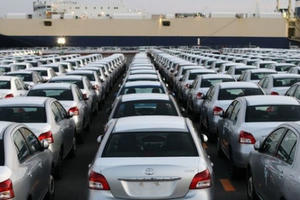 Xe nhập tiêu thụ tăng kỷ lục 200%, xe nội suy thoái, giảm đà tăng trưởng Xe nhập tiêu thụ tăng kỷ lục 200%, xe nội suy thoái, giảm đà tăng trưởng