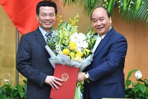 Thủ tướng trao quyết định của Chủ tịch nước bổ nhiệm ông Nguyễn Mạnh Hùng