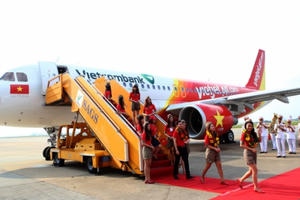 Slide - Điểm tin thị trường: Hàng không tiếp tục tăng mạnh phí dịch vụ