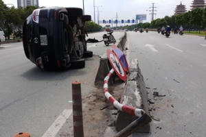 TP HCM: Bị xe buýt lấn làn, Mazda CX9 tông dải phân cách lật nhào giữa đường