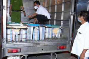 Bắt giữ 300kg tôm chứa tạp chất đang trên đường đi tiêu thụ