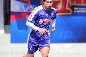 Công Phượng lần đầu trở lại sân tập sau lễ đính hôn