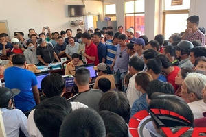 Hàng trăm người chen chúc đợi bấm biển số ngũ quý 9