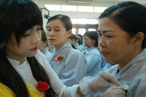 Tục “bông hồng cài áo“- nét đẹp văn hóa Việt