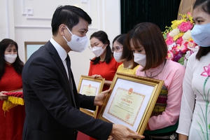 Thầy cô và những 'chuyến đò' vượt bão táp COVID-19