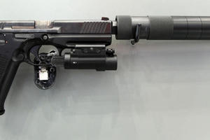 Chồng cầm súng tự bắn vào tai nhưng đạn xuyên qua đầu găm trúng cổ vợ