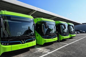 Xe buýt điện đầu tiên của Việt Nam chính thức lăn bánh tại Hà Nội