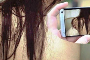 Nữ sinh lớp 11 bị ép quan hệ tình dục nhiều lần vì gửi ảnh khoả thân cho bạn trai