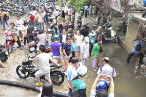 TP HCM: Hàng trăm người bỏ việc đi "mò" xe ngập trong hầm nước