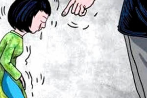 Khởi tố đối tượng tát tới tấp, bắt 3 giáo viên quỳ gối trước cửa lớp