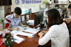 Tin kinh tế 7AM: Bỏ biên chế suốt đời; Giá xăng tăng thêm gần 300 đồng/lít