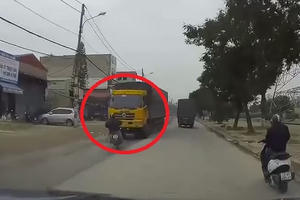 Clip: Xe máy sang đường ẩu lao thẳng vào đầu xe tải