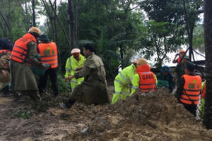 Nghệ An: Hàng trăm người đội mưa giải cứu đê sông Vinh