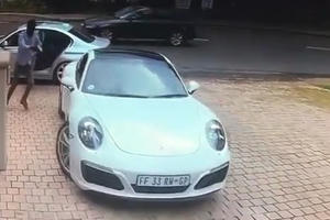 Tài xế Porsche 911 tỉnh táo thoát khỏi tên cướp có vũ khí
