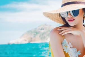 Diện mốt sắc vàng, Lệ Hằng đầy xinh đẹp và cuốn hút giữa biển trời thiên nhiên