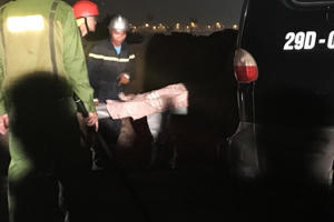 Clip: Tìm thấy 2 thi thể trong vụ xe ôtô đâm gãy lan can cầu Chương Dương lao xuống sông Hồng