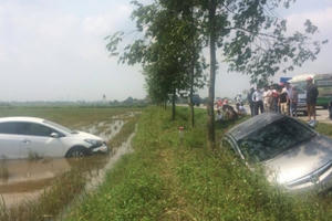 Nam Đàn: 2 xế hộp chạy tốc độ cao cùng nhau "lội" ruộng