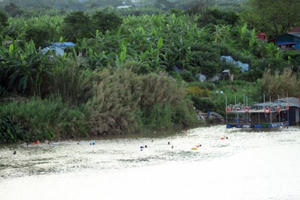 Bất chấp nguy hiểm, người Thủ đô đổ xô ra sông Hồng tắm "giải nhiệt"