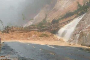 Đèo Khánh Lê sạt lở, nước từ vách núi đổ xuống như thác Đèo Khánh Lê sạt lở, nước từ vách núi đổ xuống như thác