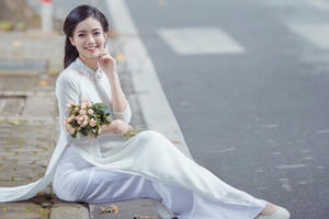 Chỉ mỉm cười, cô giáo dạy Toán cũng khiến bao người ngẩn ngơ