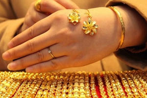 Giá vàng hôm nay 14/5: USD suy yếu, giá vàng vọt tăng trở lại