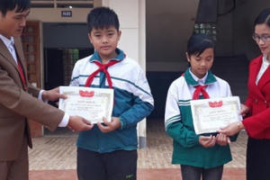 VIỆC TỬ TẾ - Hai học sinh nhặt được ví có 15 triệu đồng, không tham lam trả lại người bị mất