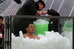 60 tuổi vẫn lập Kỷ lục thế giới nhờ ngâm mình trong thùng đá hơn 2 tiếng đồng hồ