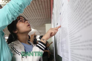 Sáng nay, thí sinh Hà Nội làm thủ tục dự thi tuyển sinh lớp 10