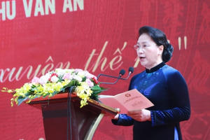 Chủ tịch Quốc hội Nguyễn Thị Kim Ngân dâng hoa ở ngôi trường 110 năm tuổi