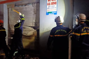 Hà Nội: Cảnh sát PCCC phá cửa cuốn cứu 4 người trong một gia đình thoát khỏi đám cháy