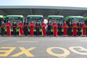 Xe buýt điện đầu tiên của cả nước chính thức lăn bánh, giá vé từ 7.000 đồng