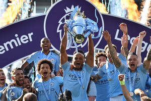 Dàn sao Man City vui mừng, chụp ảnh “tự sướng” bên cúp Ngoại hạng Anh