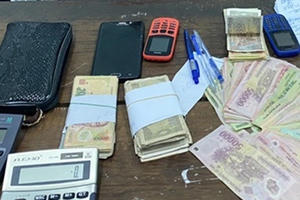 Bắt quả tang 2 mẹ con cùng bán số đề