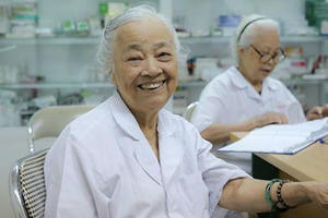 Bác sĩ bỏ tiền túi khám bệnh cho mọi người