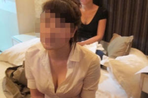 Nhận lời chị gái, nữ sinh 9X rủ bạn cùng phòng đi bán dâm