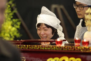 Vợ con NSND Anh Tú khóc nghẹn bên linh cữu trong tang lễ