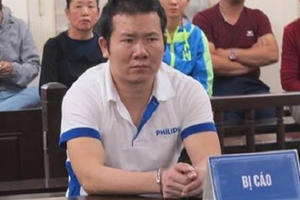 Bênh vợ, nghịch tử vung kiếm chém “xối xả” vào mẹ đẻ và em gái