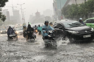 TP HCM: Cửa ngõ sân bay Tân Sơn Nhất rối loạn do ngập nước kết hợp với kẹt xe